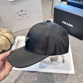 Бейсболка Prada с треугольным логотип