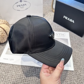 Бейсболка Prada с треугольным логотип
