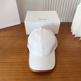Бейсболка Prada с вышитыми буквами от