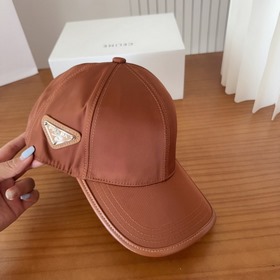 Бейсболка Prada с вышитыми буквами от