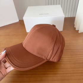 Бейсболка Prada с вышитыми буквами от