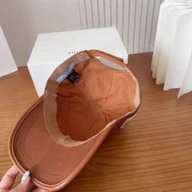 Бейсболка Prada с вышитыми буквами от