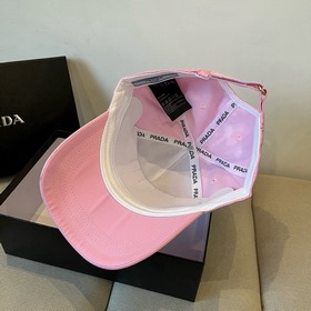 Новая классическая бейсболка PRADA — в