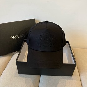 Новая классическая бейсболка PRADA — в