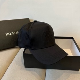 Новая классическая бейсболка PRADA — в