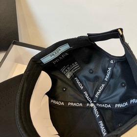 Новая классическая бейсболка PRADA — в