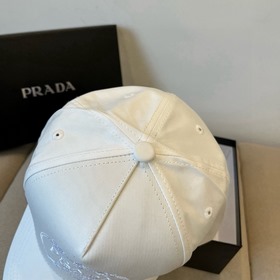 Новая классическая бейсболка PRADA — в