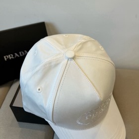 Новая классическая бейсболка PRADA — в