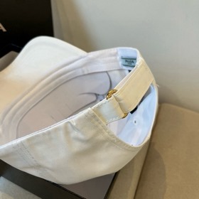 Новая классическая бейсболка PRADA — в