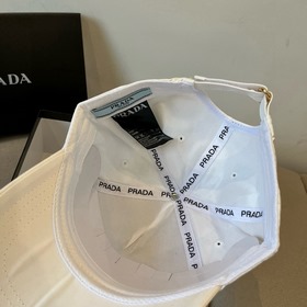 Новая классическая бейсболка PRADA — в