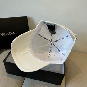 Новая классическая бейсболка PRADA — в