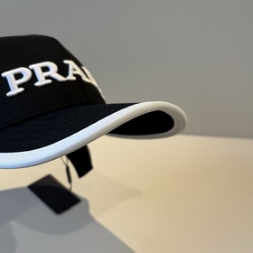 Новая классическая бейсболка PRADA — в
