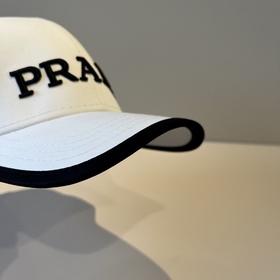 Новая классическая бейсболка PRADA — в