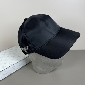 Оригинальная бейсболка Prada с классич