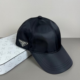 Оригинальная бейсболка Prada с классич
