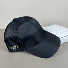 Оригинальная бейсболка Prada с классич