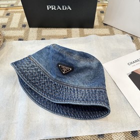 Классическая рыбацкая кепка Prada с тр