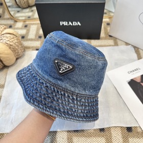 Классическая рыбацкая кепка Prada с тр