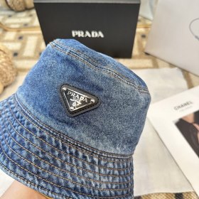 Классическая рыбацкая кепка Prada с тр