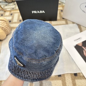 Классическая рыбацкая кепка Prada с тр
