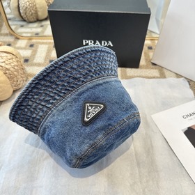 Классическая рыбацкая кепка Prada с тр