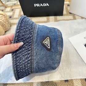 Классическая рыбацкая кепка Prada с тр