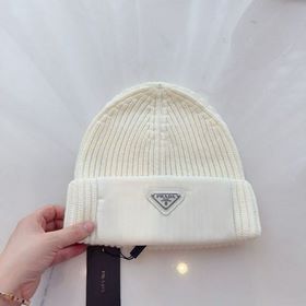 Новая вязаная шапка Prada из полярного