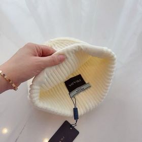 Новая вязаная шапка Prada из полярного