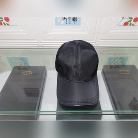 Классическая модель Prada, приятная на