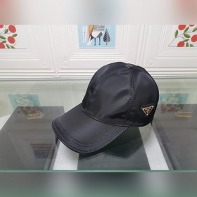 Классическая модель Prada, приятная на