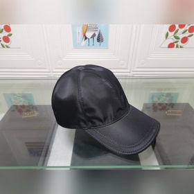 Классическая модель Prada, приятная на
