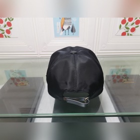 Классическая модель Prada, приятная на