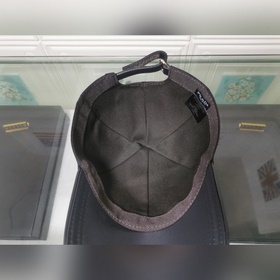 Классическая модель Prada, приятная на