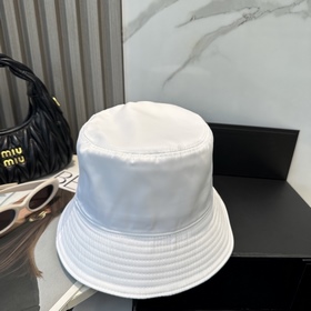 В комплекте с защитным чехлом [Prada]