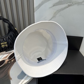 В комплекте с защитным чехлом [Prada]
