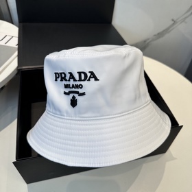 В комплекте с защитным чехлом [Prada]