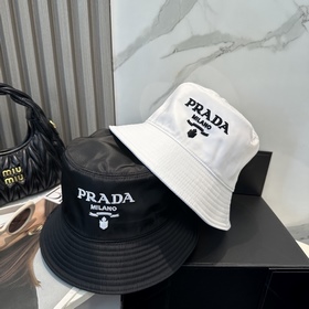В комплекте с защитным чехлом [Prada]