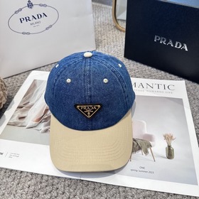 Бейсболка Prada с классическим треугол