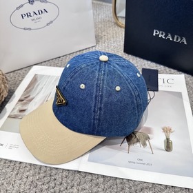 Бейсболка Prada с классическим треугол