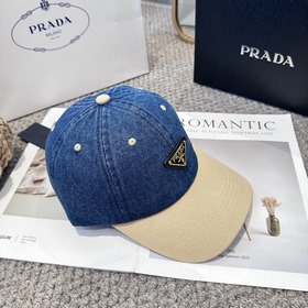 Бейсболка Prada с классическим треугол
