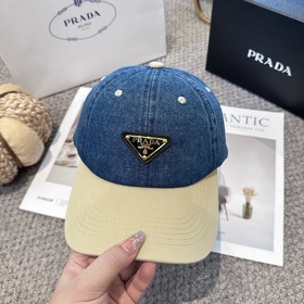 Бейсболка Prada с классическим треугол