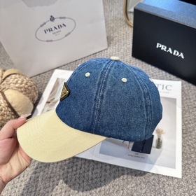 Бейсболка Prada с классическим треугол