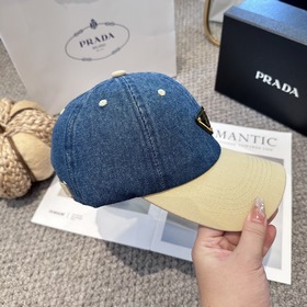 Бейсболка Prada с классическим треугол