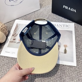 Бейсболка Prada с классическим треугол