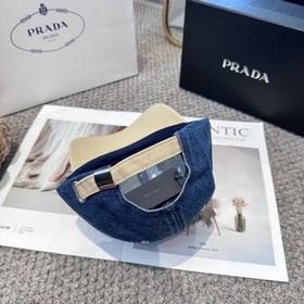 Бейсболка Prada с классическим треугол