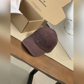 Новая модель бейсболки PRADA с вышитым