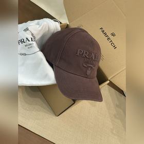 Новая модель бейсболки PRADA с вышитым
