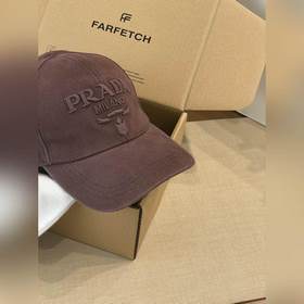 Новая модель бейсболки PRADA с вышитым