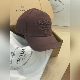 Новая модель бейсболки PRADA с вышитым