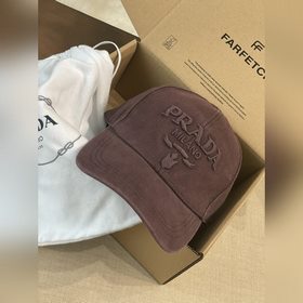 Новая модель бейсболки PRADA с вышитым